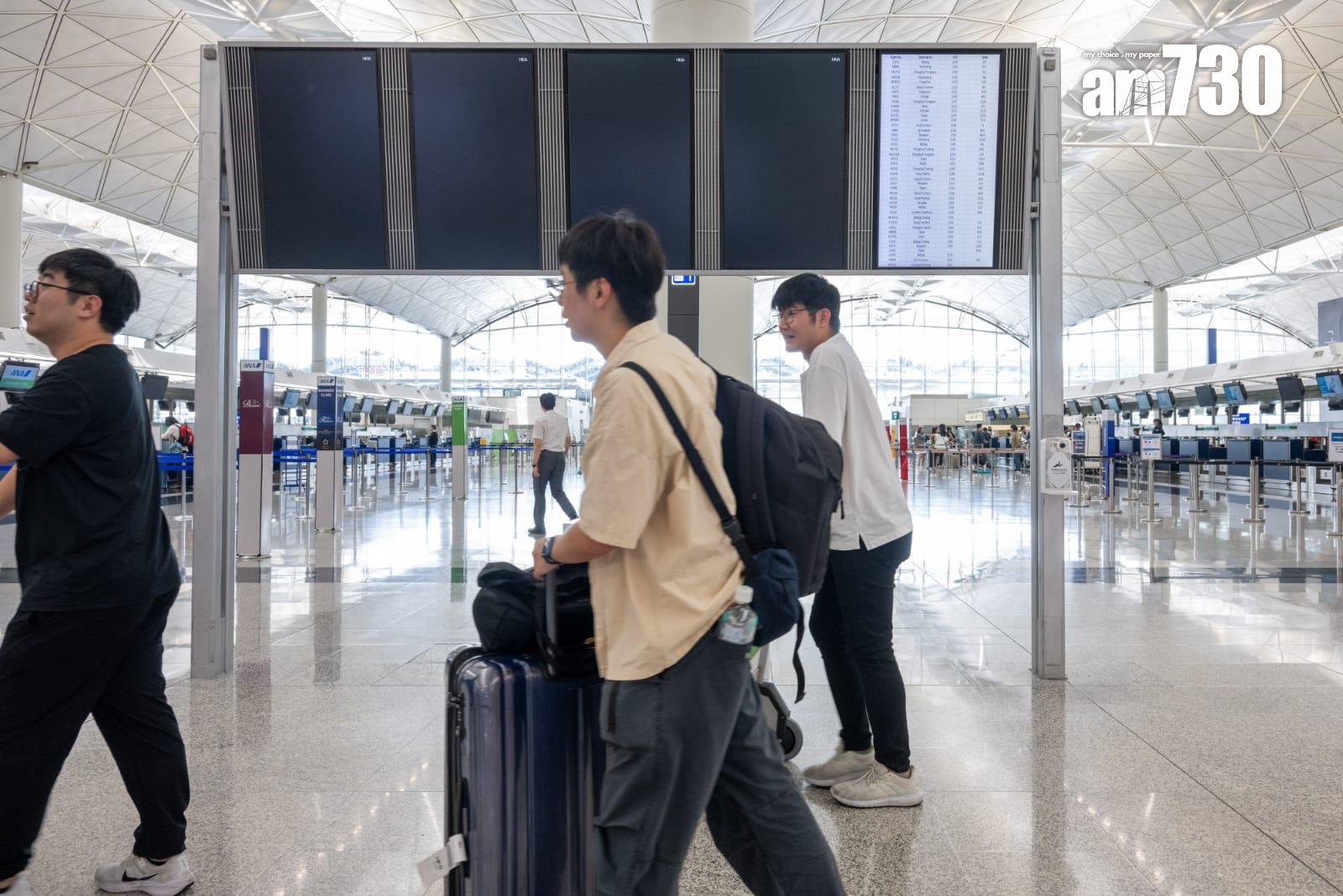 香港國際機場昨日發生電腦系統故障,航班電子顯示屏「全黑」,要靠人員手寫航班及行李資訊。(資料圖片/陳奕釗攝)