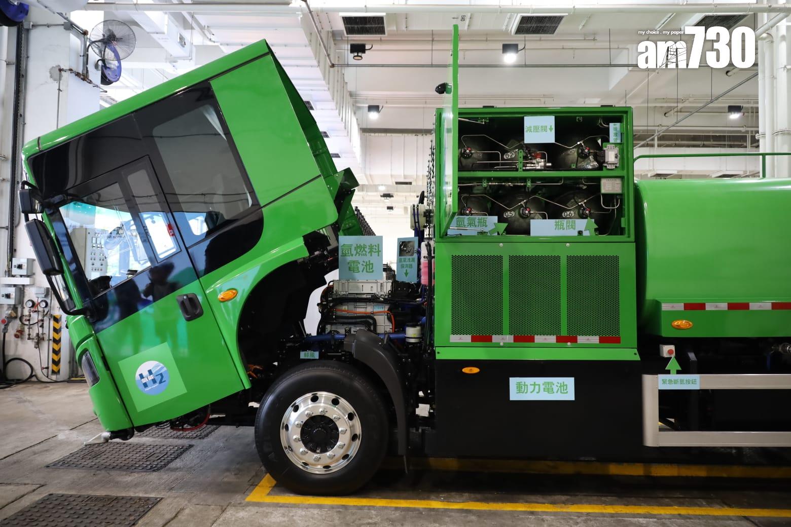 食環署下半年將試驗3輛宇通左軚氫能電動洗街車,每輛車可儲存24公斤氫燃料,足夠行走近400公里,車輛亦可用電力驅動,充滿電可行走約90公里。由於試驗範圍需要接近正興建的元朗凹頭加氫站,故洗街車將服務北區和元朗區一帶。(鍾式明攝)