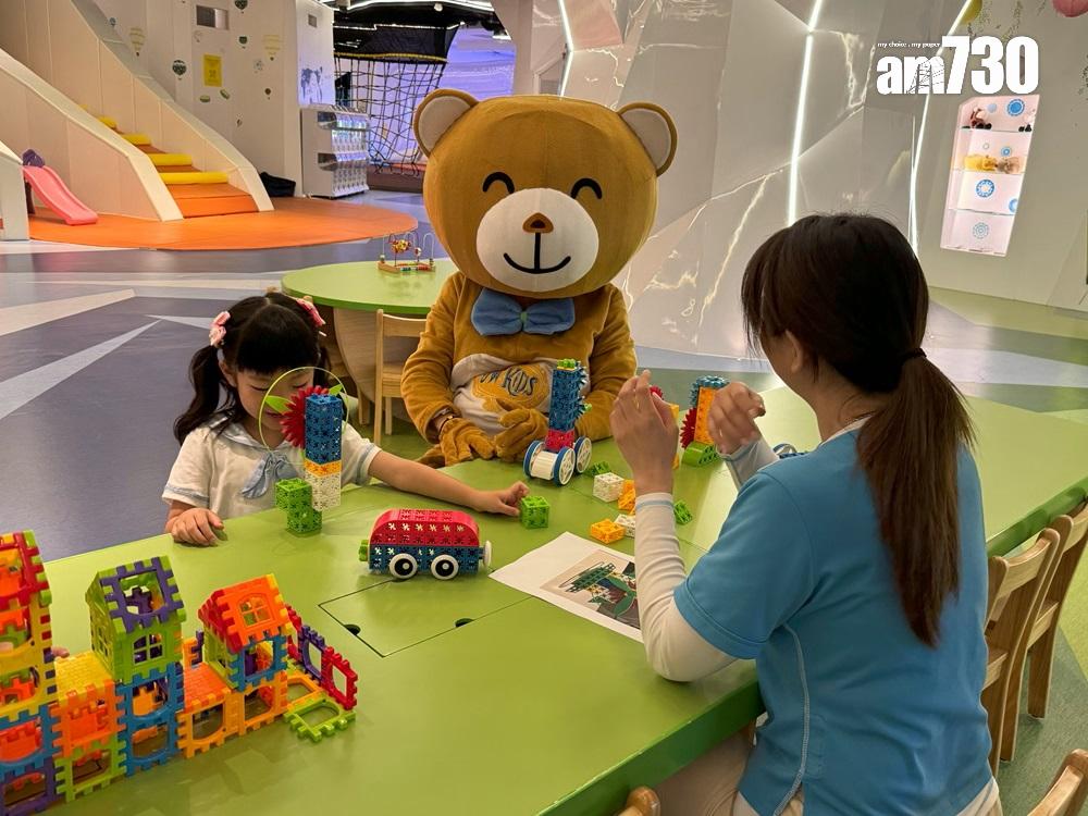 兒童樂園中有繩網、鏡迷宮、手工工作坊、充氣彈床及多款大型電子遊戲機等。