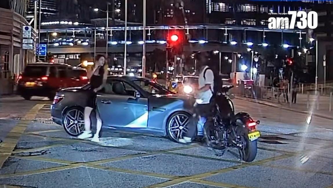 車Cam直擊|鐵騎士衝燈撞正黑裙索女司機。(網片截圖)