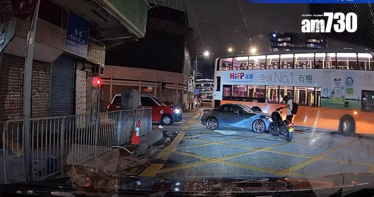 車Cam直擊|鐵騎士衝燈撞正黑裙索女司機。(網片截圖)