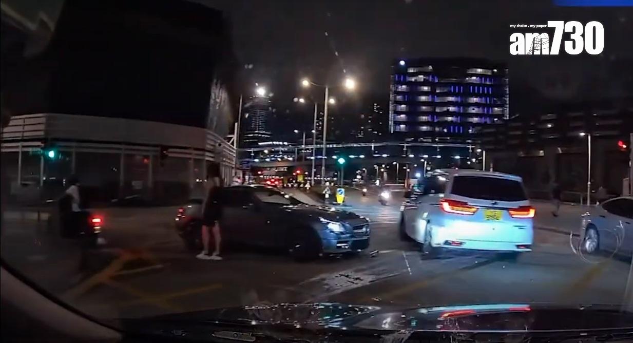 車Cam直擊|鐵騎士衝燈撞正黑裙索女司機。(網片截圖)