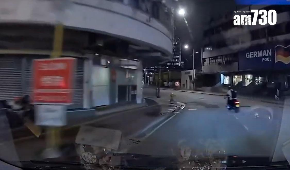 車Cam直擊|鐵騎士衝燈撞正黑裙索女司機。(網片截圖)