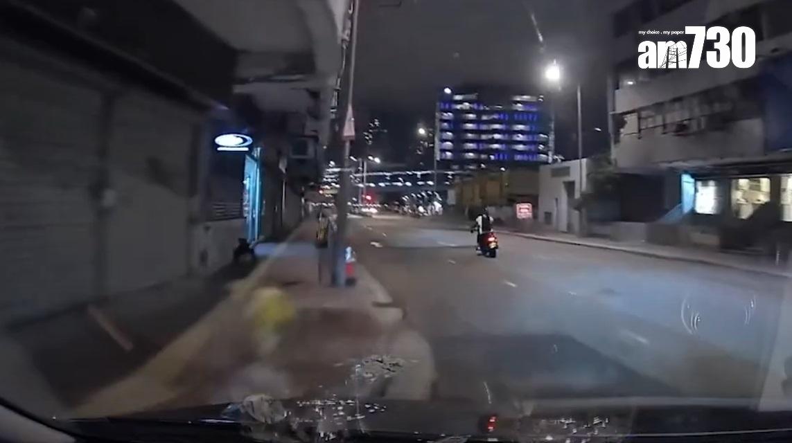 車Cam直擊|鐵騎士衝燈撞正黑裙索女司機。(網片截圖)