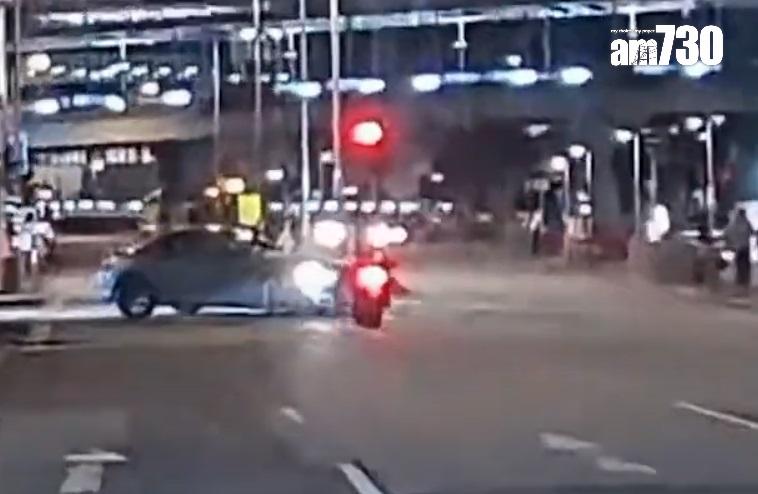 車Cam直擊|鐵騎士衝燈撞正黑裙索女司機。(網片截圖)