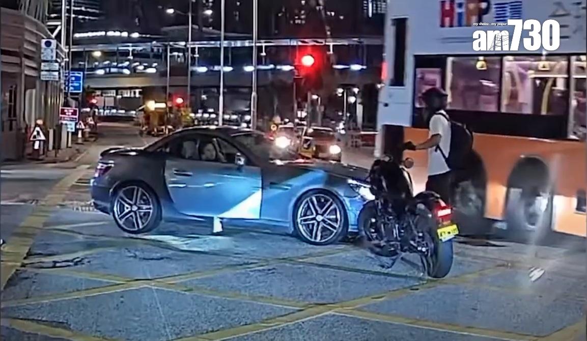 車Cam直擊|鐵騎士衝燈撞正黑裙索女司機。(網片截圖)