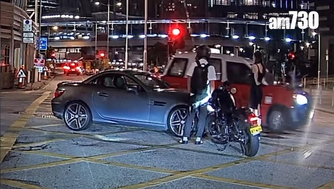 車Cam直擊|鐵騎士衝燈,撞正黑裙索女司機。(網片截圖)