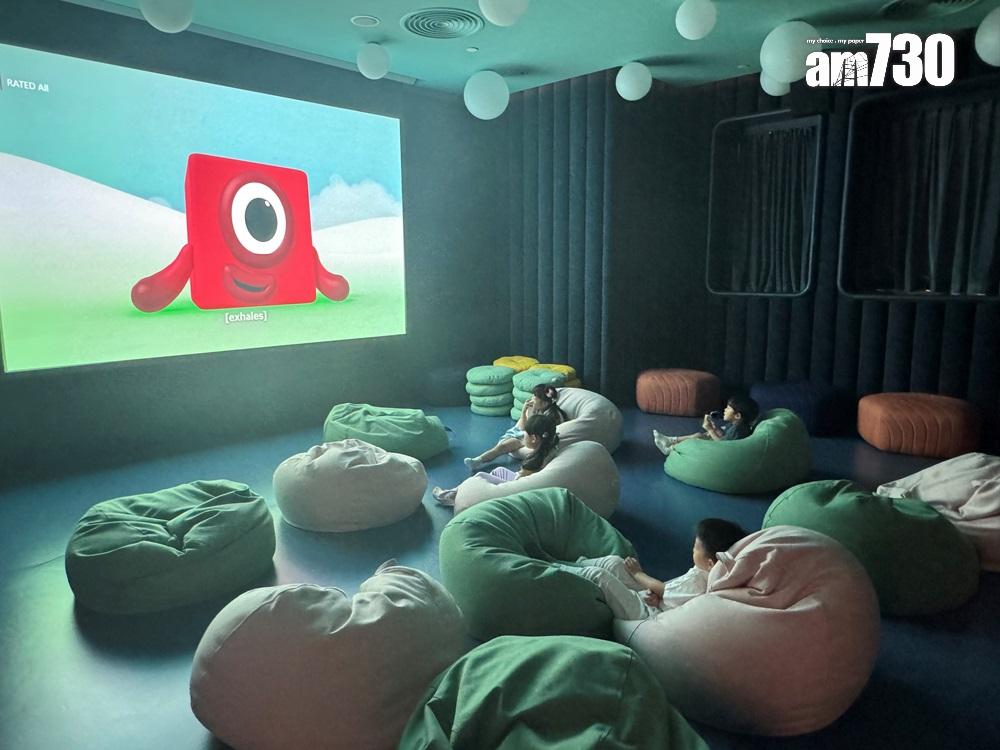 「童」樂坊定時開放室內戲院,播放電影動畫。