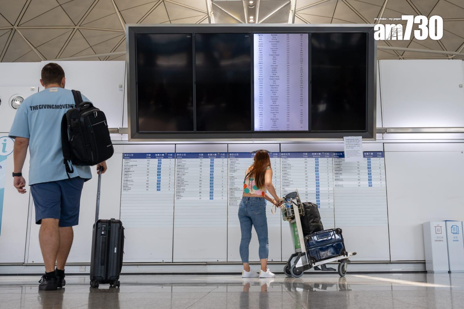 香港國際機場昨日發生電腦系統故障,航班電子顯示屏「全黑」,要靠人員手寫航班及行李資訊。(資料圖片/陳奕釗攝)