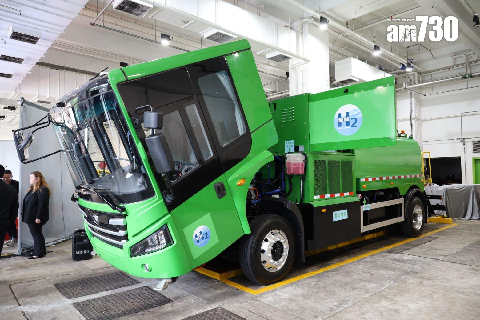 食環署下半年將試驗3輛宇通左軚氫能電動洗街車,每輛車可儲存24公斤氫燃料,足夠行走近400公里,車輛亦可用電力驅動,充滿電可行走約90公里。由於試驗範圍需要接近正興建的元朗凹頭加氫站,故洗街車將服務北區和元朗區一帶。(鍾式明攝)