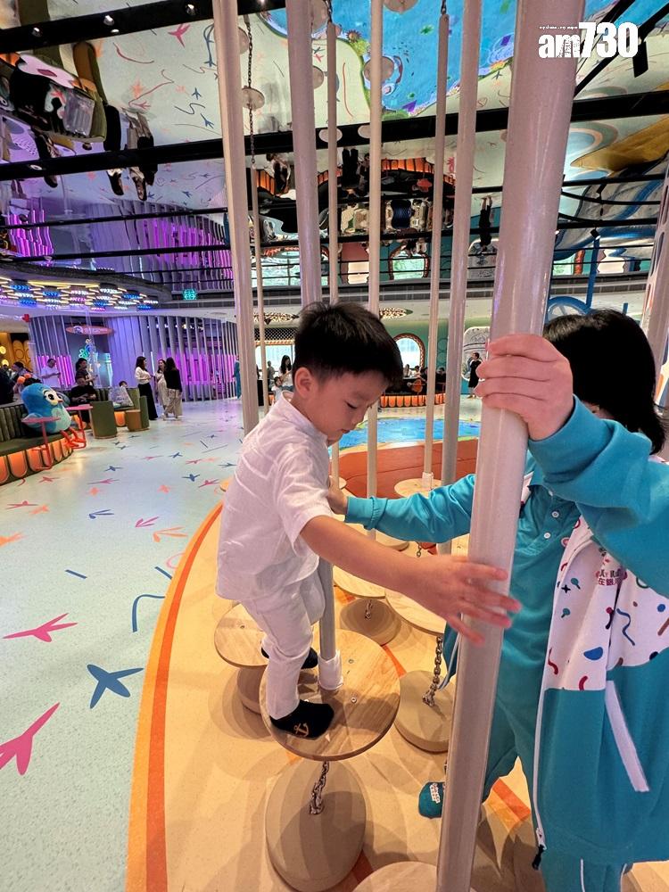 小朋友都喜歡玩當中比較刺激的遊戲,例如空中繩洞、平衡圓木等。