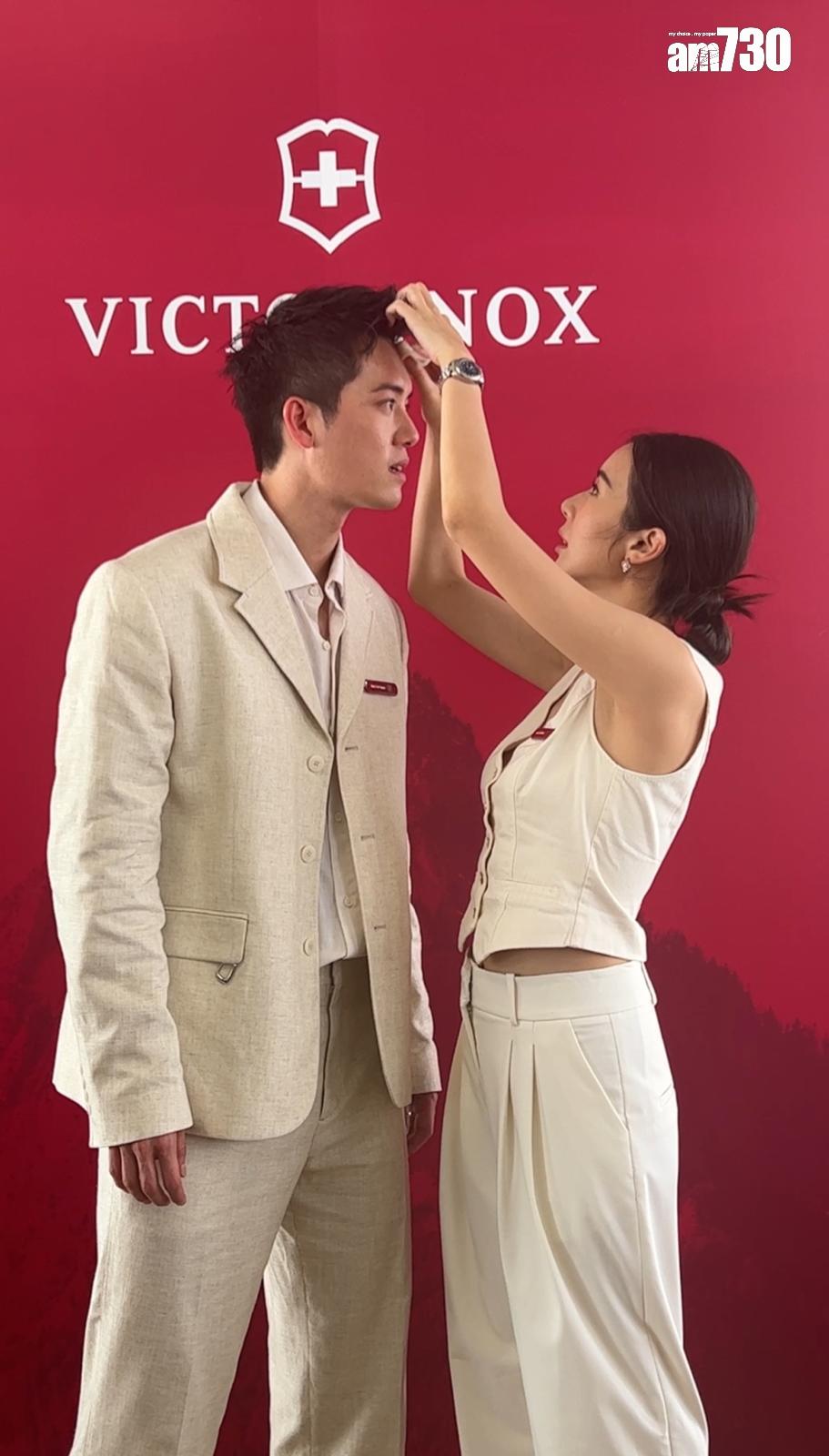 麥明詩細心為老公印汗。