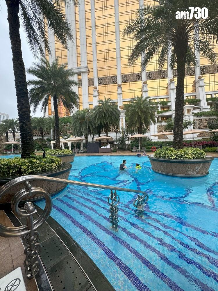 入住澳門JW萬豪酒店的賓客除了可以享用酒店泳池,品嘗池畔酒吧的美食外,更可暢享天浪淘園的設施。