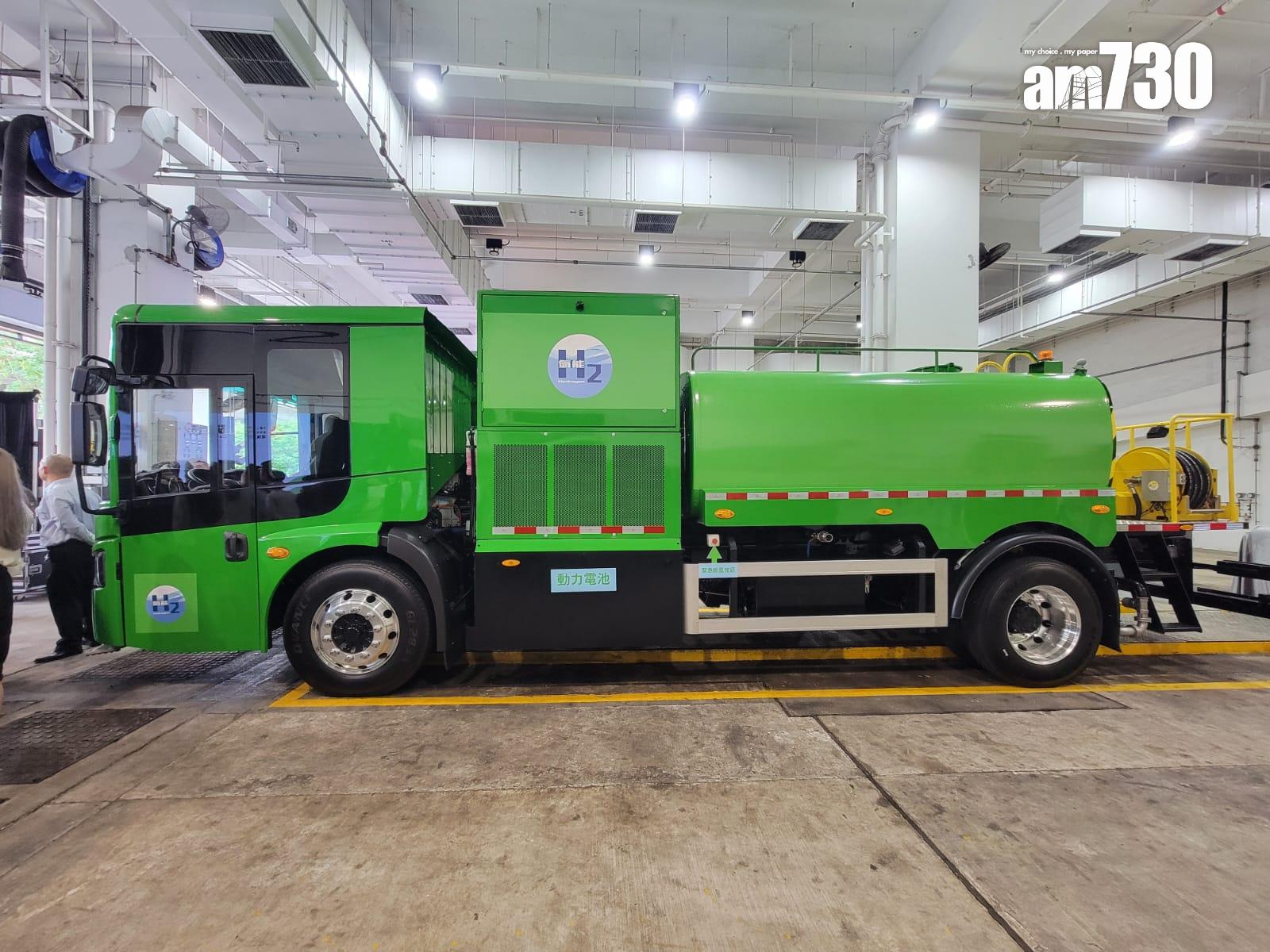 食環署下半年將試驗3輛宇通左軚氫能電動洗街車,每輛車可儲存24公斤氫燃料,足夠行走近400公里,車輛亦可用電力驅動,充滿電可行走約90公里。由於試驗範圍需要接近正興建的元朗凹頭加氫站,故洗街車將服務北區和元朗區一帶。(鍾式明攝)