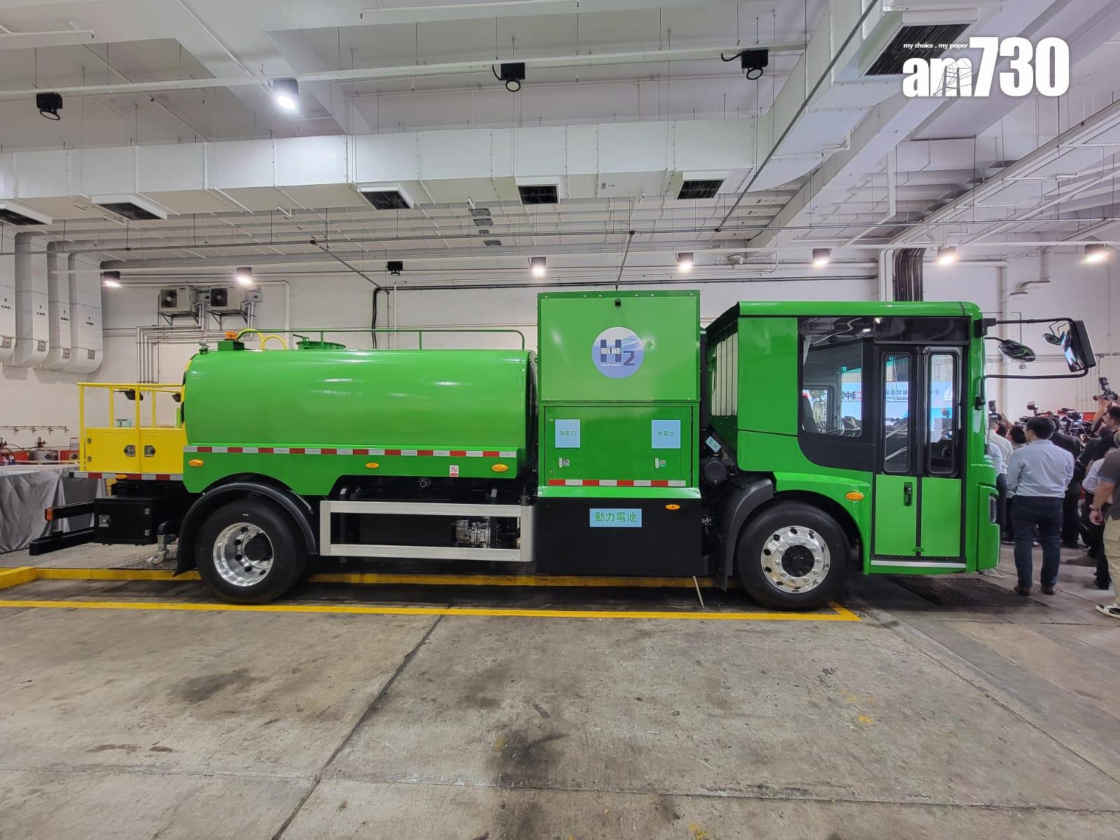 食環署下半年將試驗3輛宇通左軚氫能電動洗街車,每輛車可儲存24公斤氫燃料,足夠行走近400公里,車輛亦可用電力驅動,充滿電可行走約90公里。由於試驗範圍需要接近正興建的元朗凹頭加氫站,故洗街車將服務北區和元朗區一帶。(鍾式明攝)