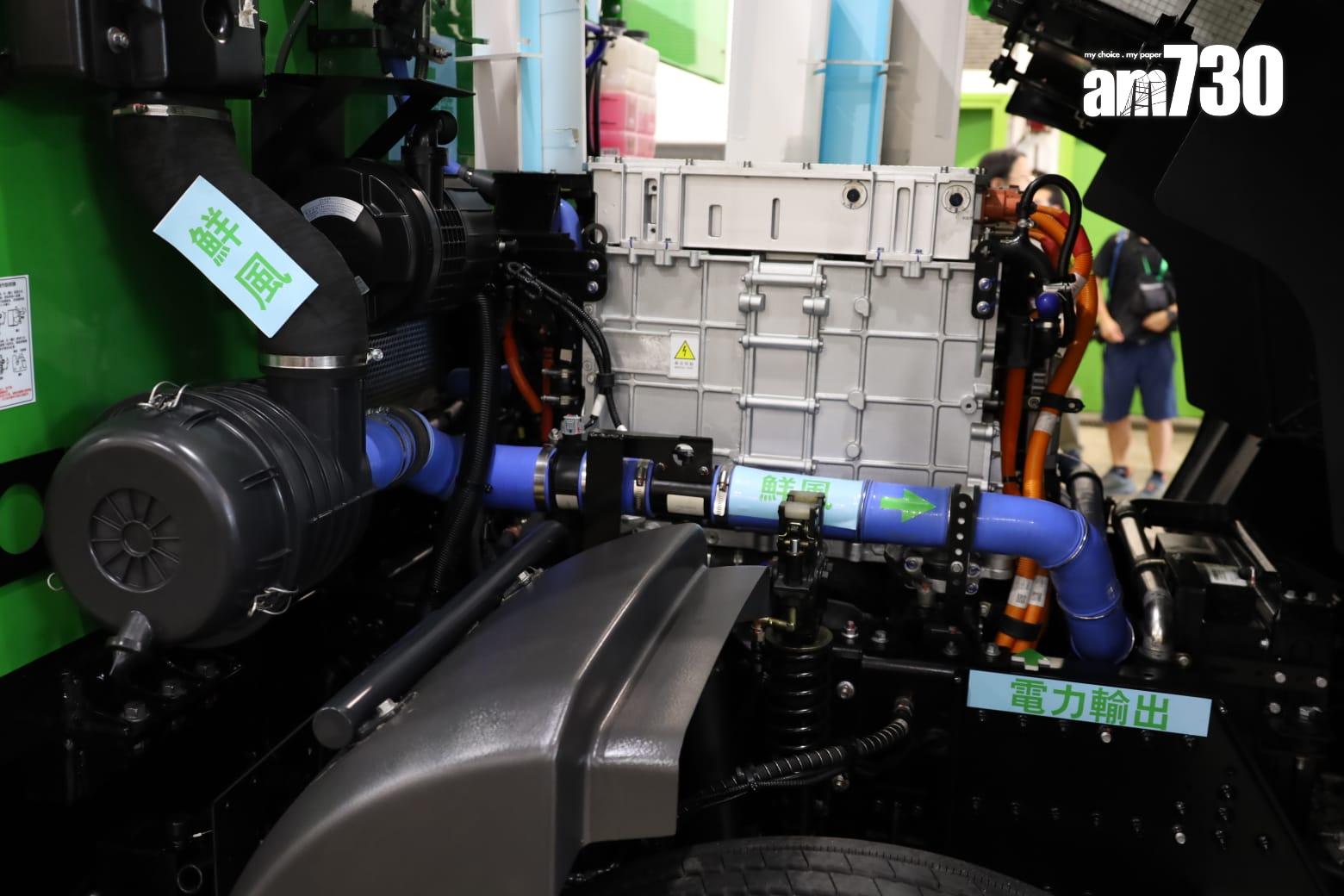 食環署下半年將試驗3輛宇通左軚氫能電動洗街車,每輛車可儲存24公斤氫燃料,足夠行走近400公里,車輛亦可用電力驅動,充滿電可行走約90公里。由於試驗範圍需要接近正興建的元朗凹頭加氫站,故洗街車將服務北區和元朗區一帶。(鍾式明攝)