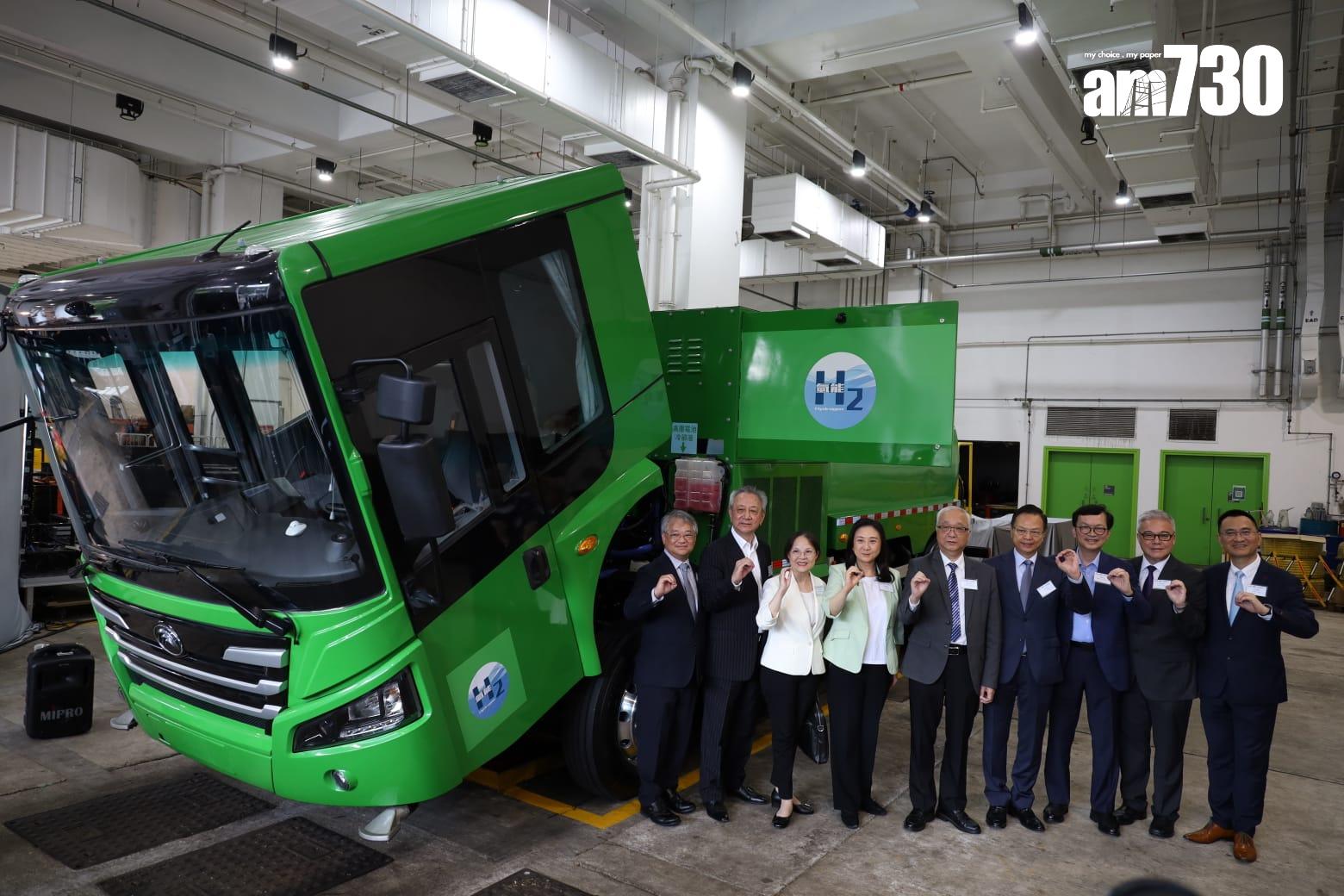 食環署下半年將試驗3輛宇通左軚氫能電動洗街車,每輛車可儲存24公斤氫燃料,足夠行走近400公里,車輛亦可用電力驅動,充滿電可行走約90公里。由於試驗範圍需要接近正興建的元朗凹頭加氫站,故洗街車將服務北區和元朗區一帶。(鍾式明攝)