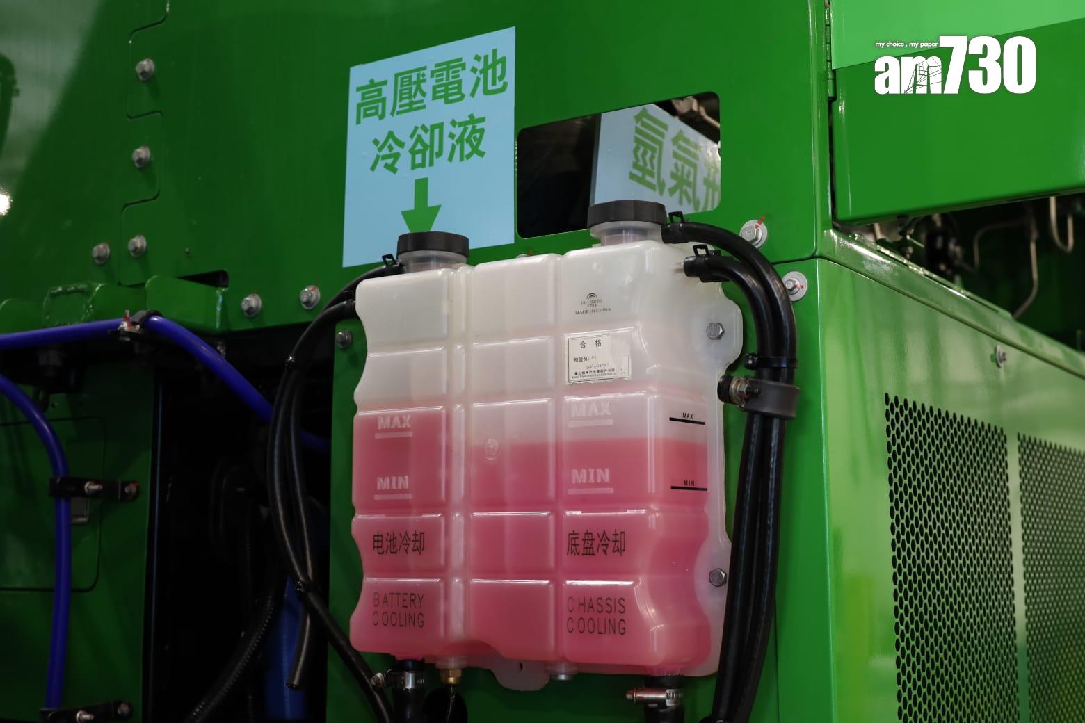 食環署下半年將試驗3輛宇通左軚氫能電動洗街車,每輛車可儲存24公斤氫燃料,足夠行走近400公里,車輛亦可用電力驅動,充滿電可行走約90公里。由於試驗範圍需要接近正興建的元朗凹頭加氫站,故洗街車將服務北區和元朗區一帶。(鍾式明攝)