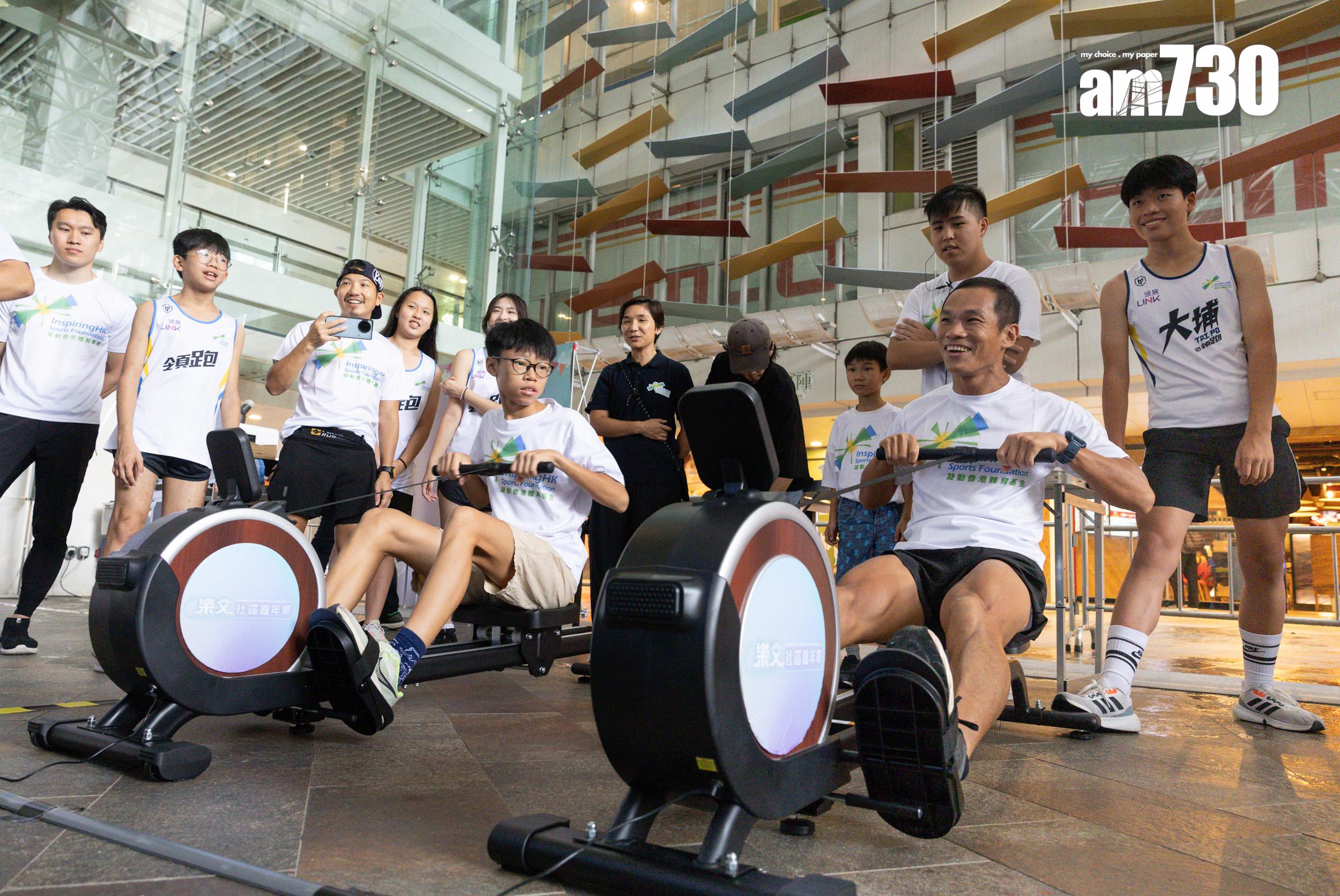 《領跑》總教練黃浩聰與15歲的大兒子阿護一同試玩AR划艇機。