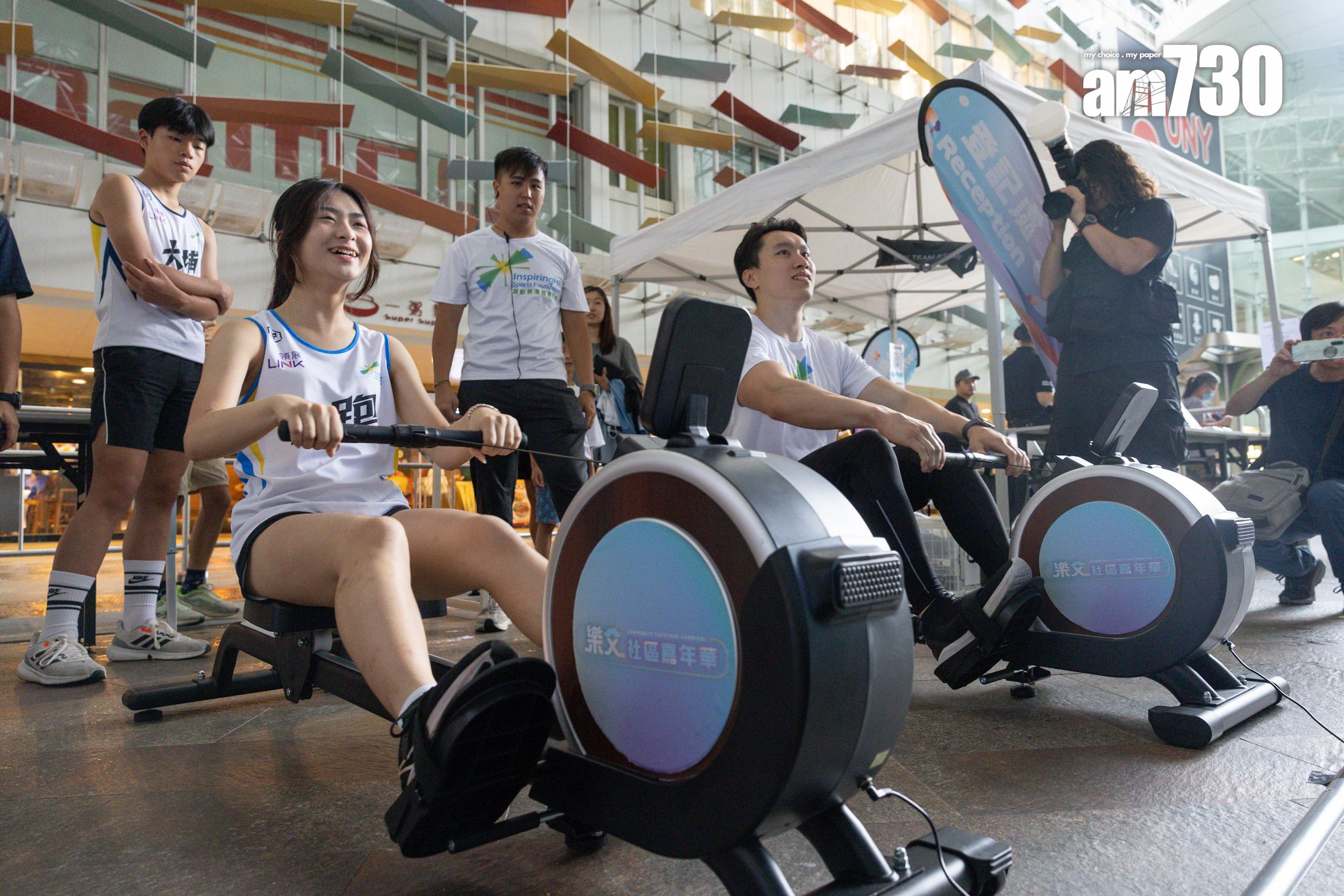 前港隊「吊環王子」吳翹充(右)亦率先試玩AR划艇機。