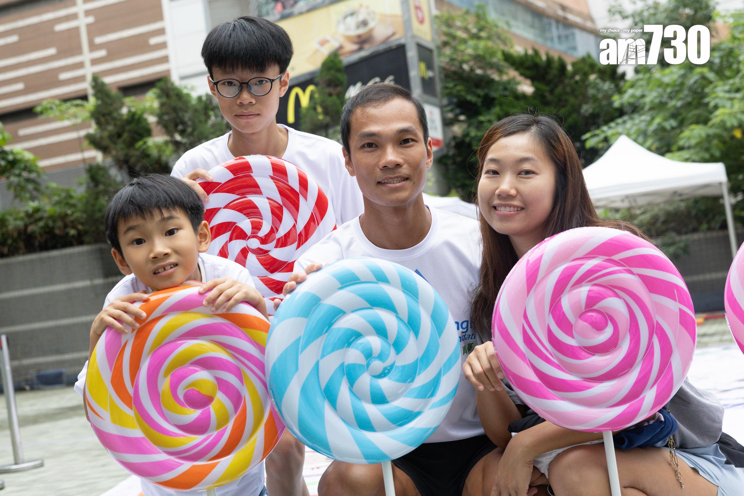 《領跑》總教練黃浩聰與太太及兩位兒子合照。