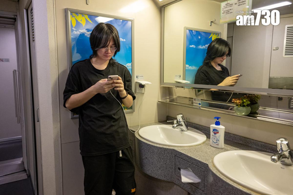 高鐵香港段動臥列車首航,有乘客在洗手間使用插座為電話充電。(陳奕釗攝)