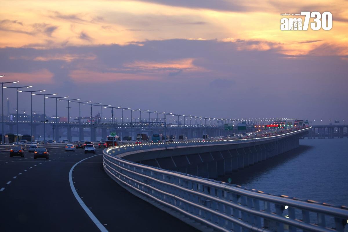 深中通道嚴重擠塞,乘客只好順道在車上欣賞落日晚霞。(林俊源攝)