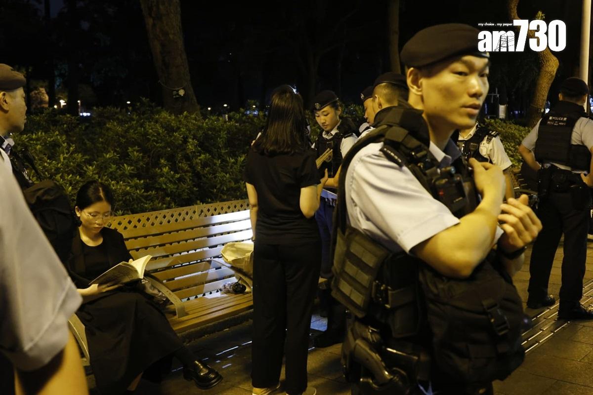 維多利亞公園內有穿黑衣市民被截查。(林俊源攝)