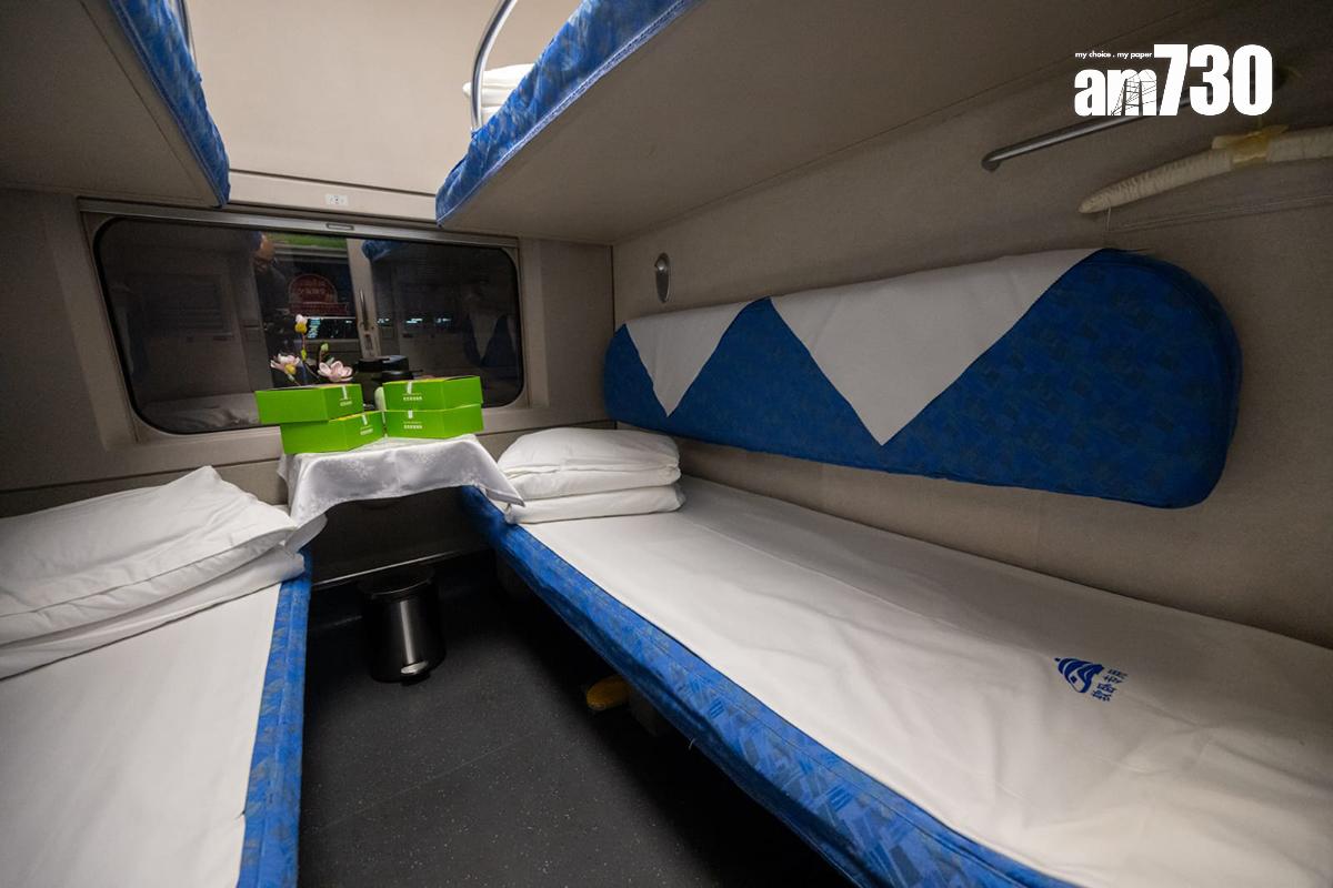 高鐵香港段動臥列車首航,四人房下鋪比較寬闊。(陳奕釗攝)