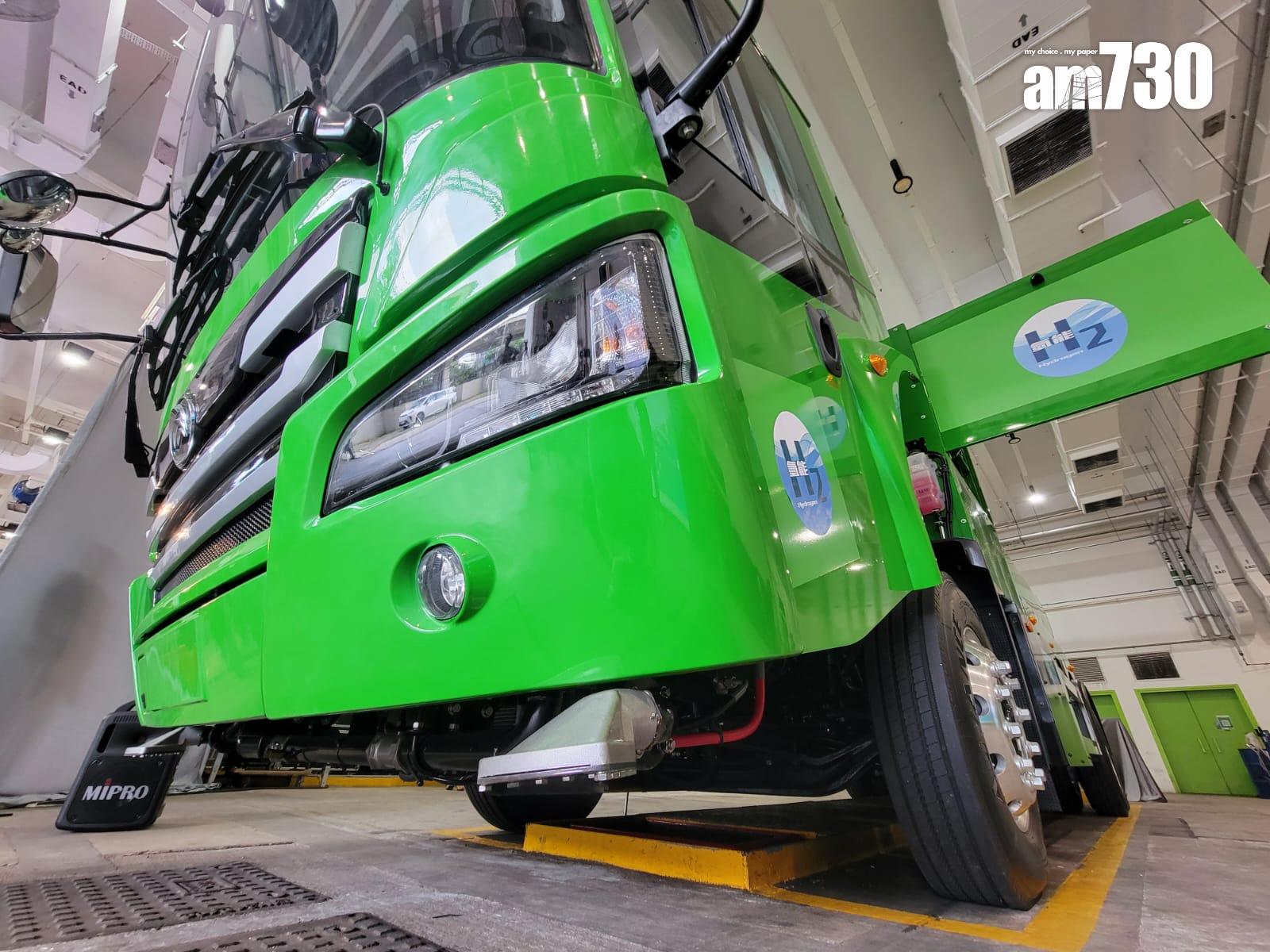 食環署下半年將試驗3輛宇通左軚氫能電動洗街車,每輛車可儲存24公斤氫燃料,足夠行走近400公里,車輛亦可用電力驅動,充滿電可行走約90公里。由於試驗範圍需要接近正興建的元朗凹頭加氫站,故洗街車將服務北區和元朗區一帶。(鍾式明攝)