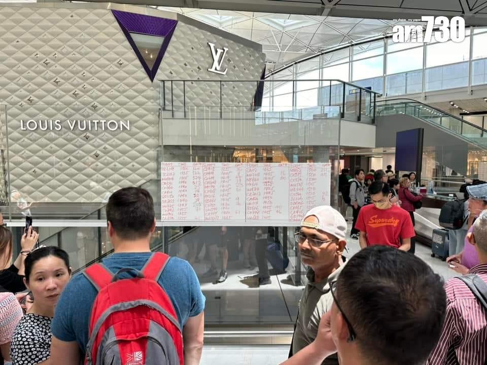 香港國際機場周日發生電腦系統故障,航班電子顯示屏「全黑」,要靠人員手寫航班及行李資訊。(資料圖片/陳奕釗攝)