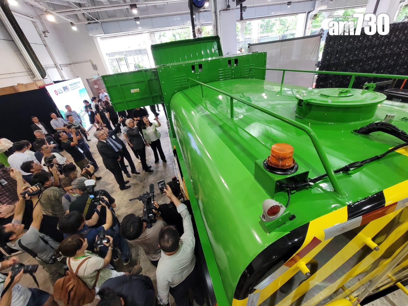 食環署下半年將試驗3輛宇通左軚氫能電動洗街車,每輛車可儲存24公斤氫燃料,足夠行走近400公里,車輛亦可用電力驅動,充滿電可行走約90公里。由於試驗範圍需要接近正興建的元朗凹頭加氫站,故洗街車將服務北區和元朗區一帶。(鍾式明攝)