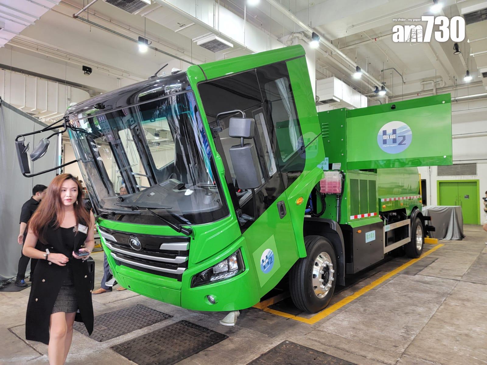 食環署下半年將試驗3輛宇通左軚氫能電動洗街車,每輛車可儲存24公斤氫燃料,足夠行走近400公里,車輛亦可用電力驅動,充滿電可行走約90公里。由於試驗範圍需要接近正興建的元朗凹頭加氫站,故洗街車將服務北區和元朗區一帶。(鍾式明攝)