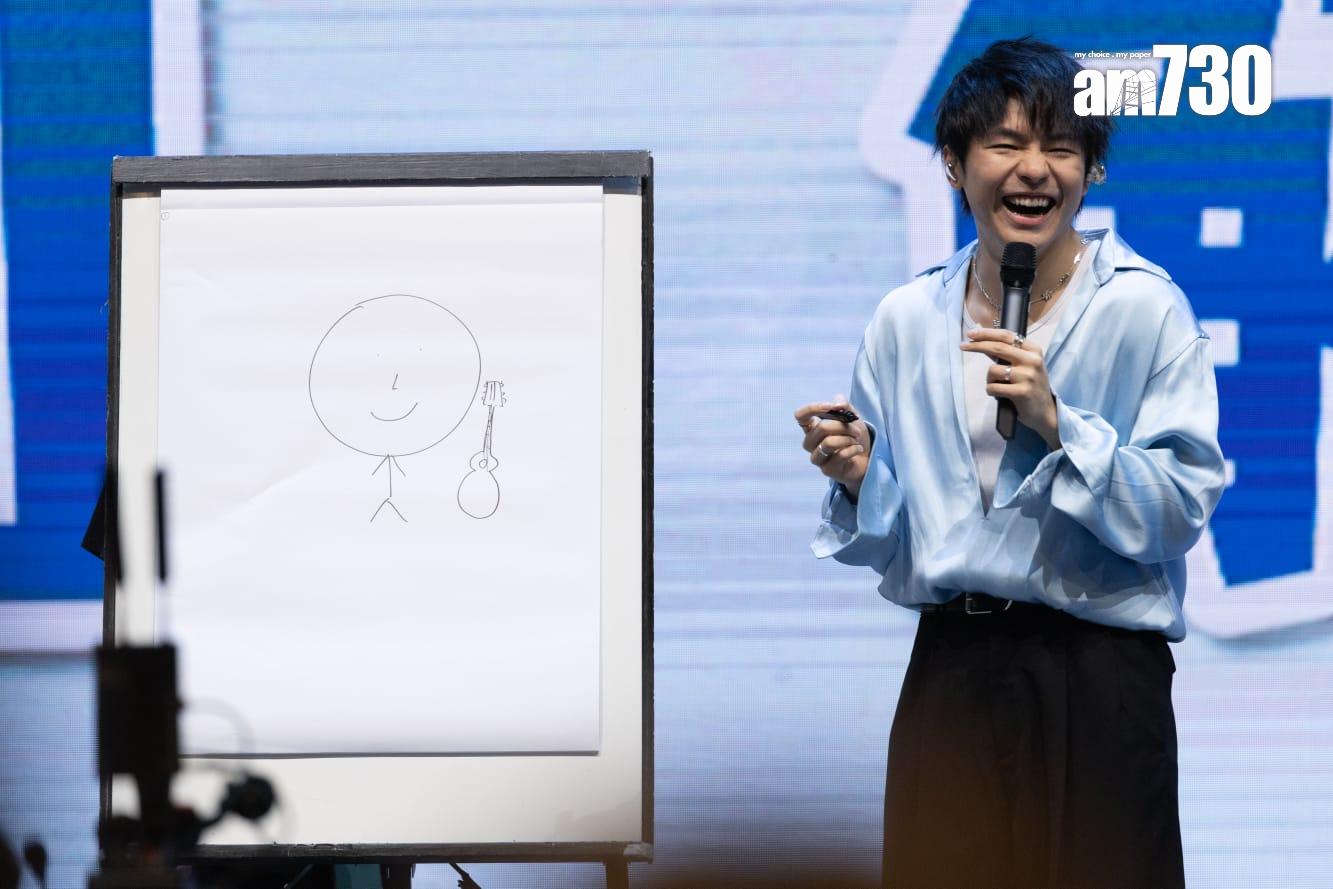 陳卓賢與3千Hellosss玩遊戲慶祝。 (蘇文傑攝)