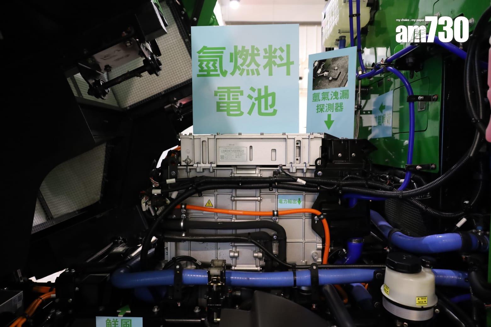 食環署下半年將試驗3輛宇通左軚氫能電動洗街車,每輛車可儲存24公斤氫燃料,足夠行走近400公里,車輛亦可用電力驅動,充滿電可行走約90公里。由於試驗範圍需要接近正興建的元朗凹頭加氫站,故洗街車將服務北區和元朗區一帶。(鍾式明攝)