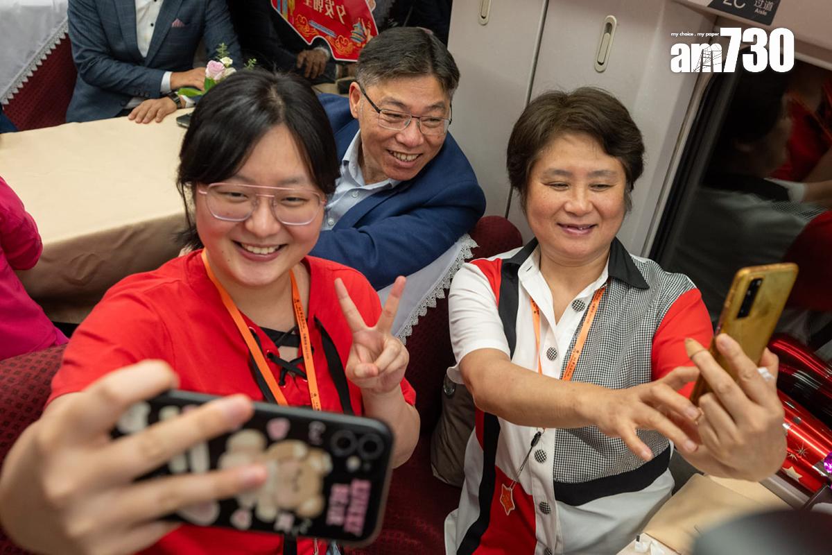 林世雄(中)喺餐卡同其他乘客影相留念。(陳奕釗攝)