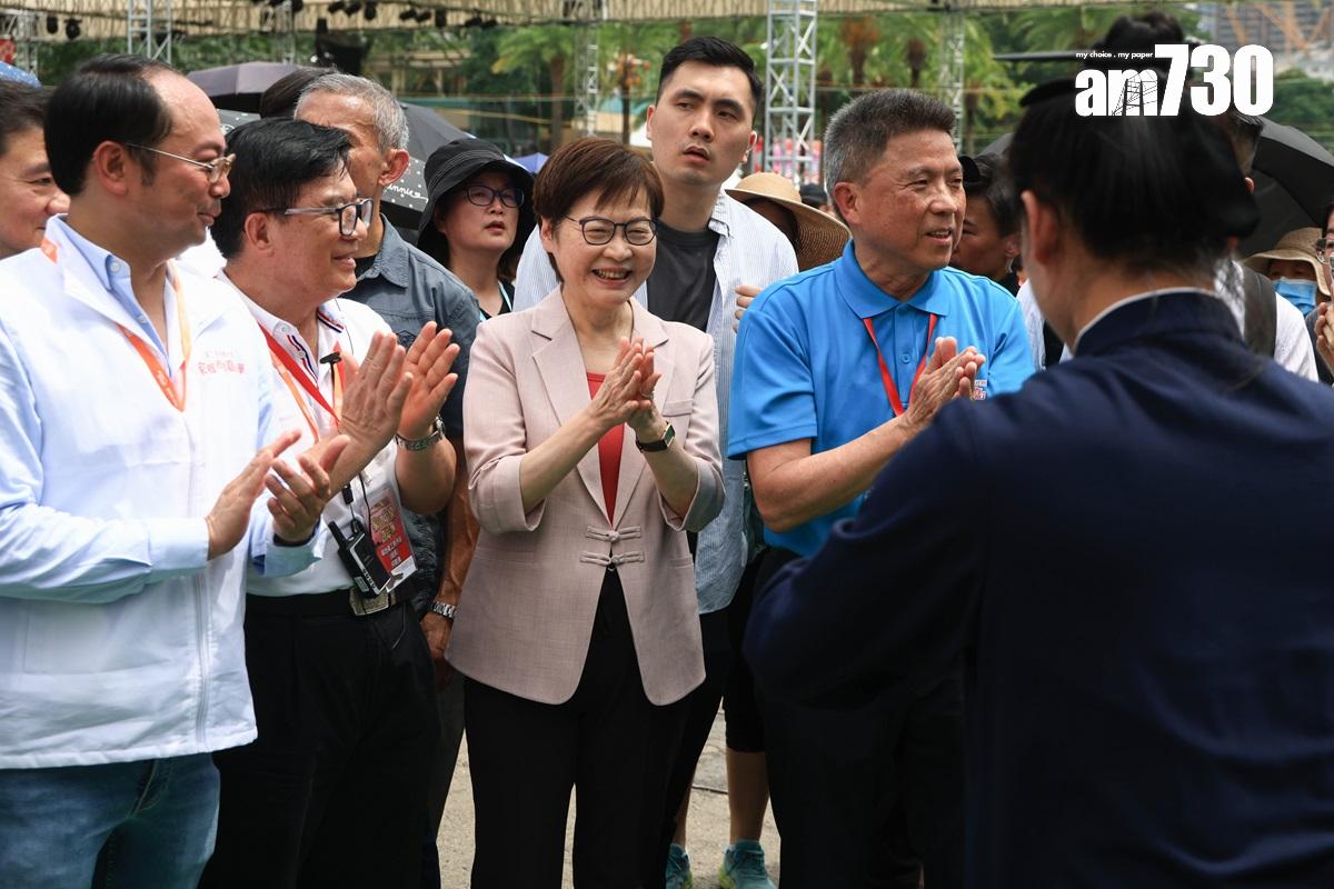 林鄭月娥(左三)今日到家鄉市集嘉年華參觀。(中通社)