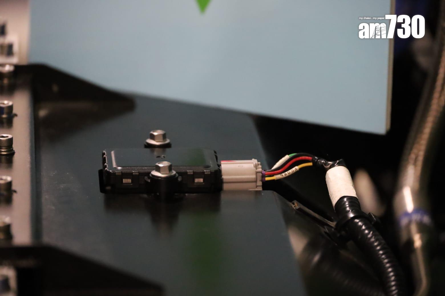 食環署下半年將試驗3輛宇通左軚氫能電動洗街車,每輛車可儲存24公斤氫燃料,足夠行走近400公里,車輛亦可用電力驅動,充滿電可行走約90公里。由於試驗範圍需要接近正興建的元朗凹頭加氫站,故洗街車將服務北區和元朗區一帶。(鍾式明攝)