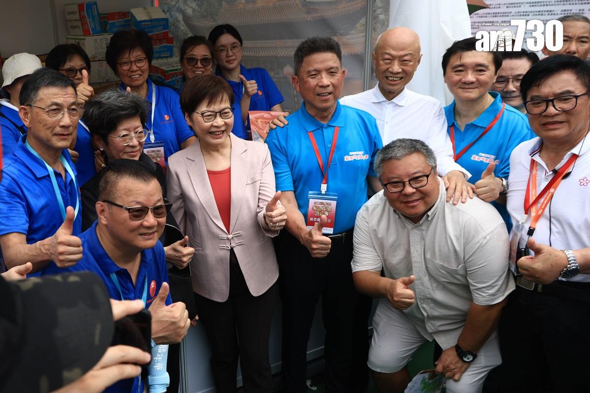林鄭月娥(中排左三)今日到家鄉市集嘉年華參觀。(中通社)