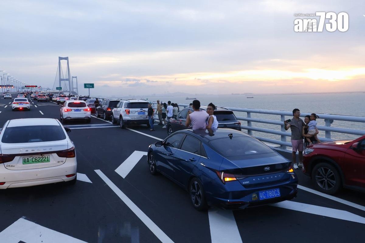 深中通道的跨海大橋上,有大批私家車泊在路邊「打卡」。(林俊源攝)