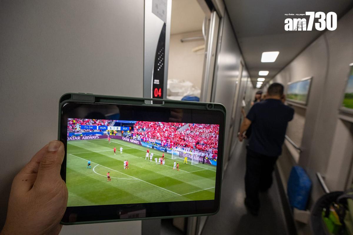 高鐵香港段動臥列車首航,在列車上觀看歐國盃直播也非不可能的任務。(陳奕釗攝)