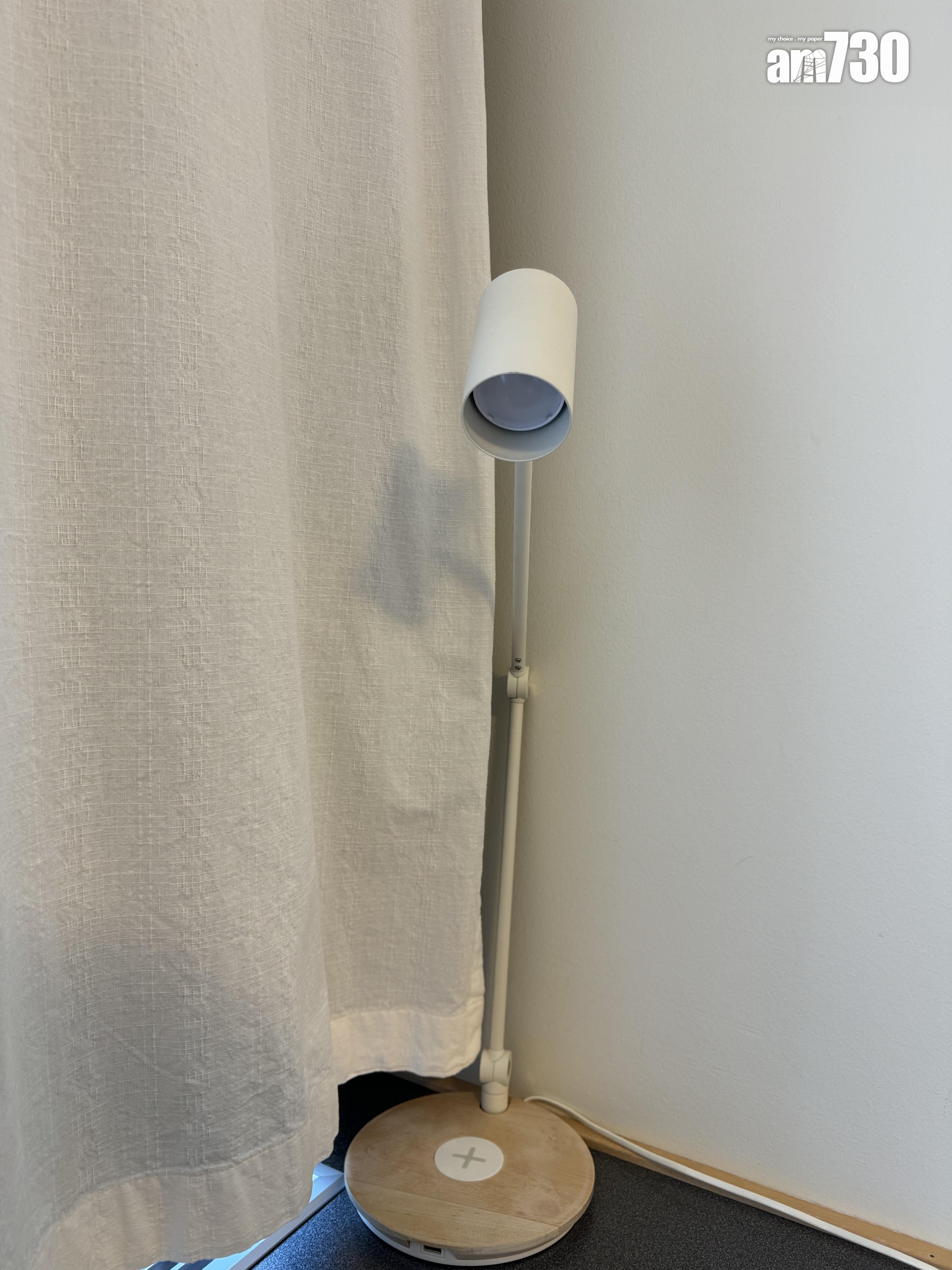 床頭電燈同時亦是無線充電。