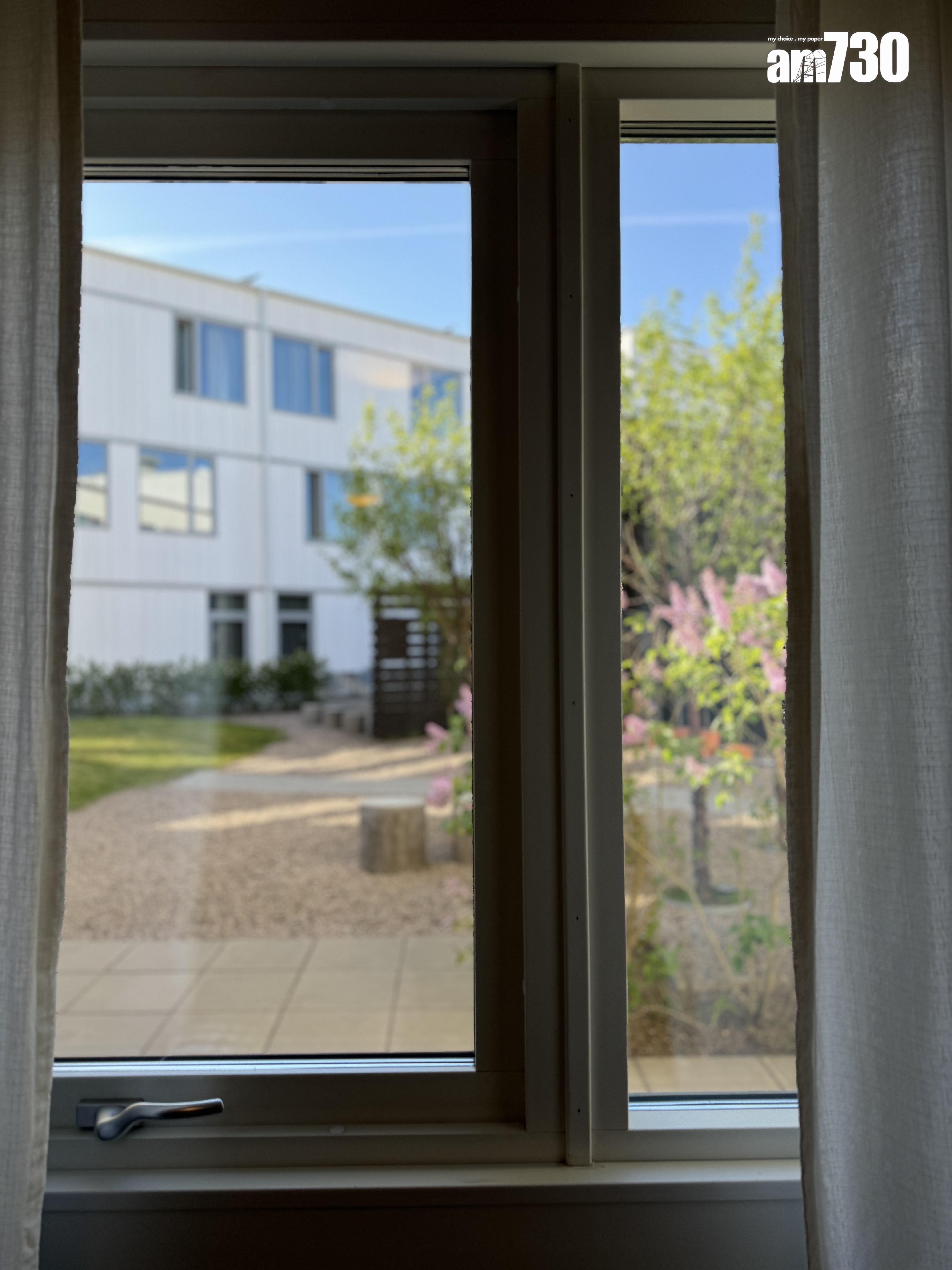 一開窗就可以看到露天花園。