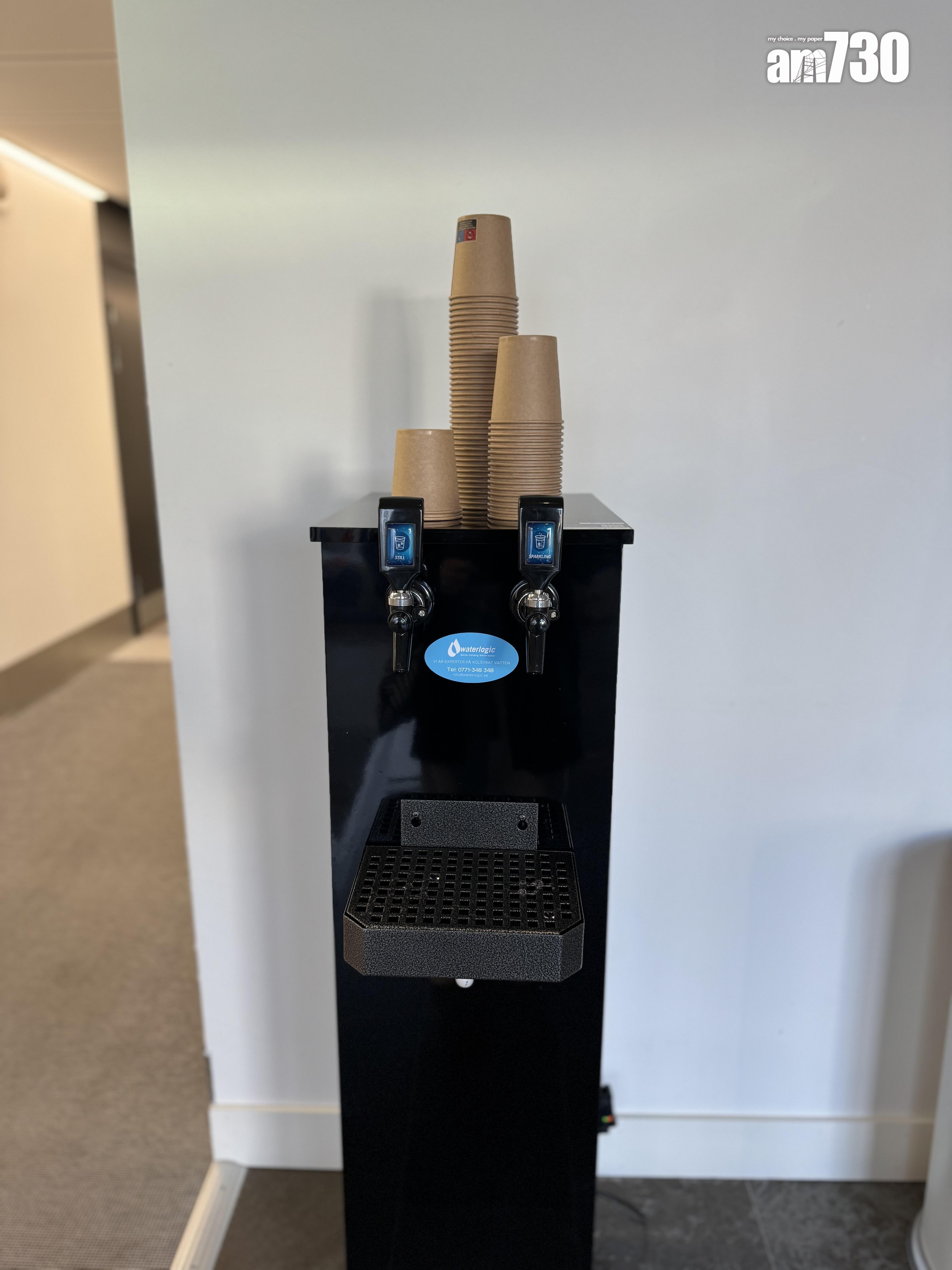 大堂提供水機。