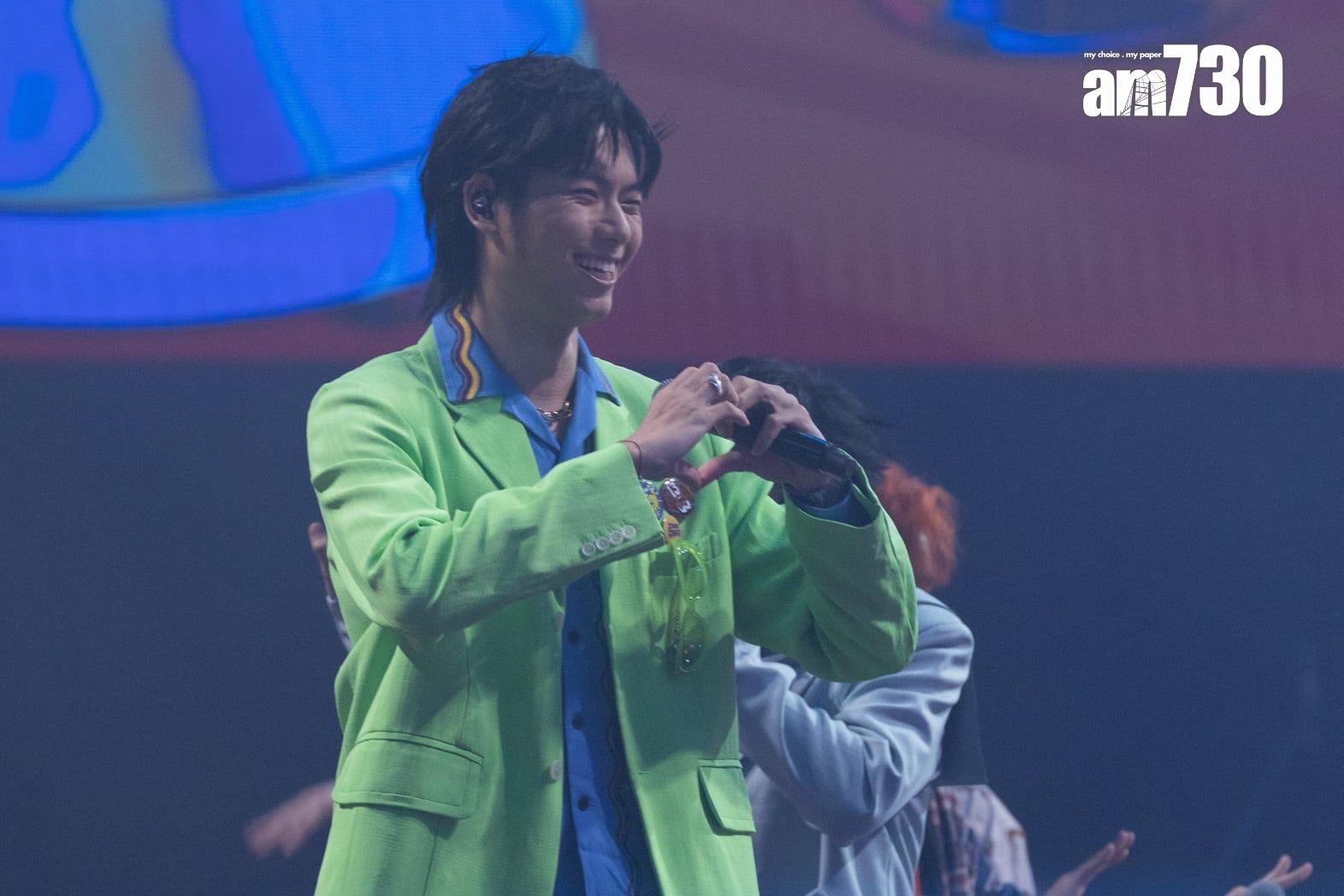 193郭嘉駿在台上大派心心。(蘇文傑攝)