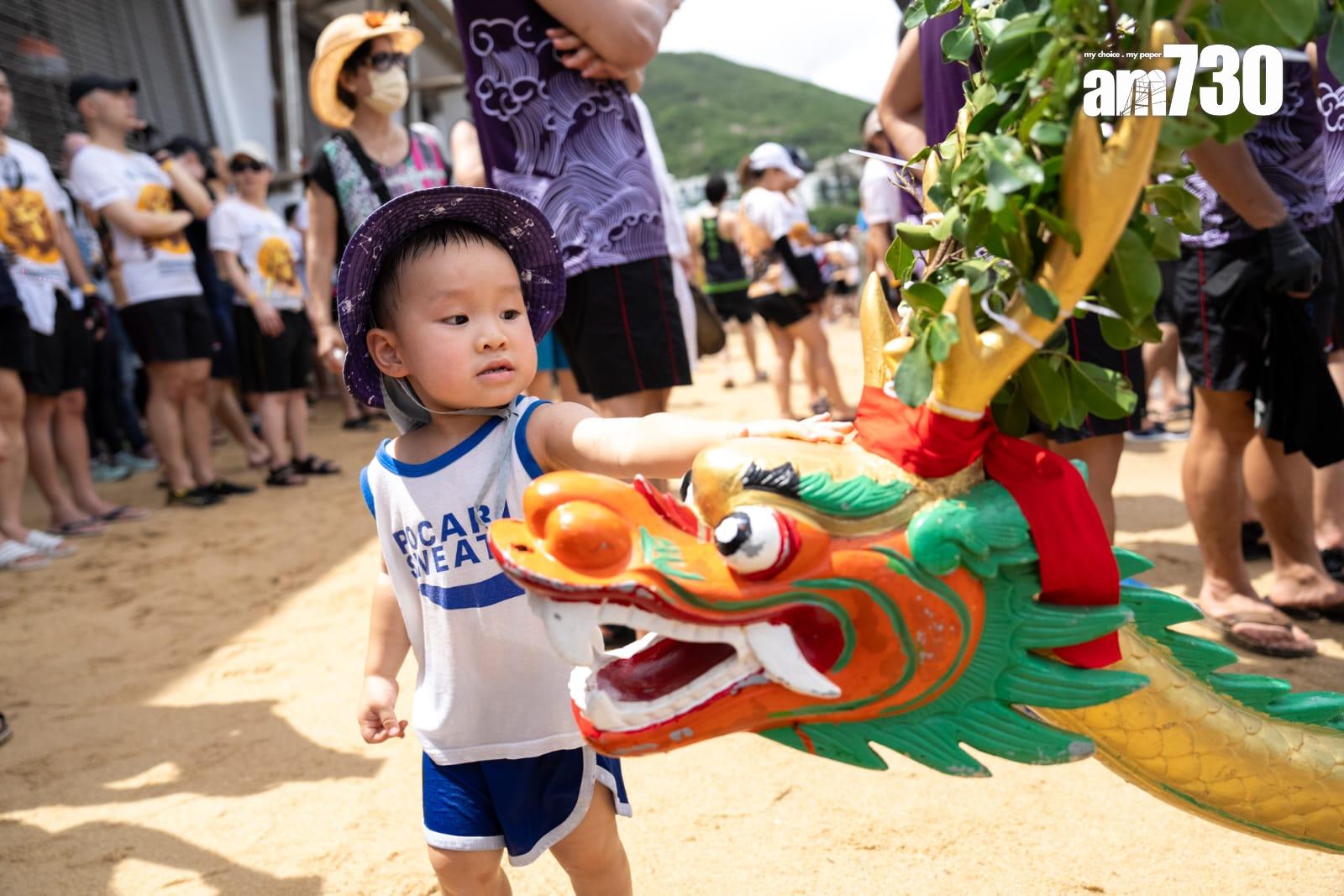 端午節2024|赤柱龍舟國際賽氣氛熱烈 打扮「Barbie芭比」龍舟隊吸引觀眾目光(林靄怡攝)