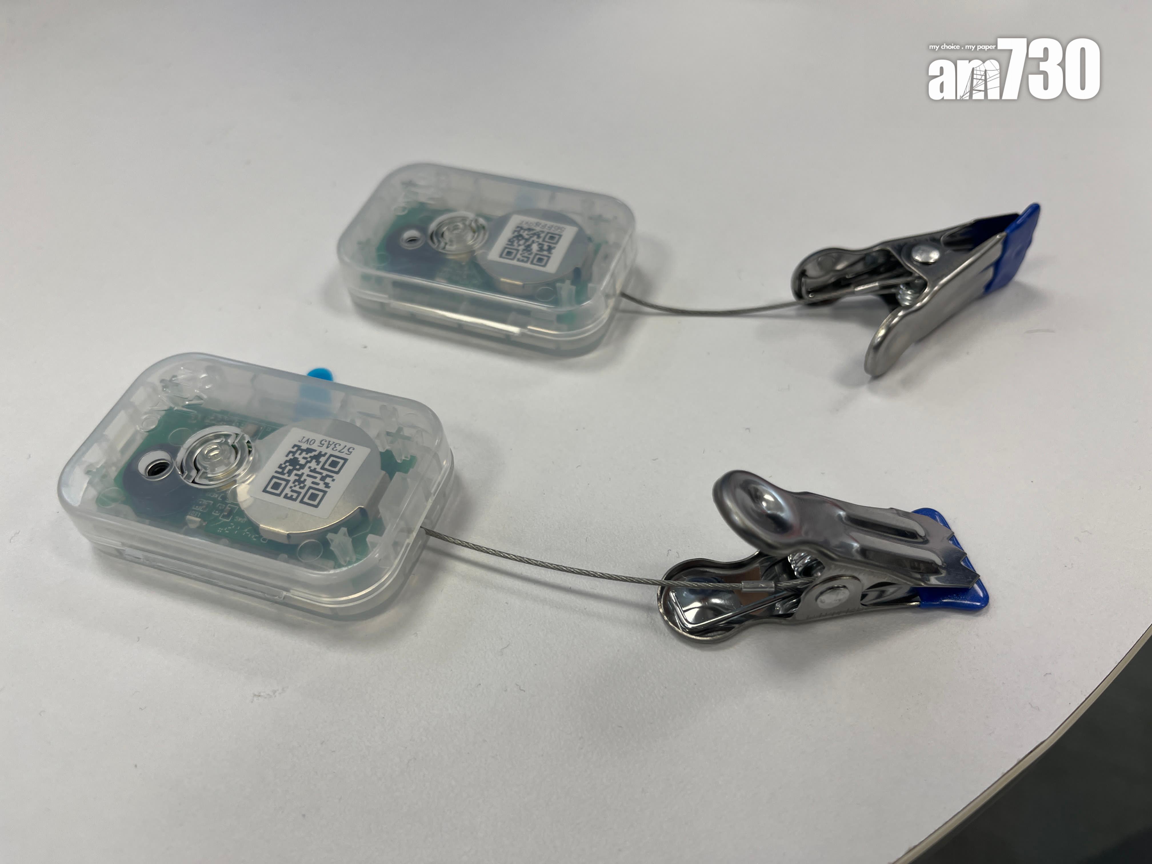 張瑞(左)表示,使用「燈條」後,客戶無需再在倉庫中「可視化地找到哪個貨架、哪一行」。(陳詠琳攝)