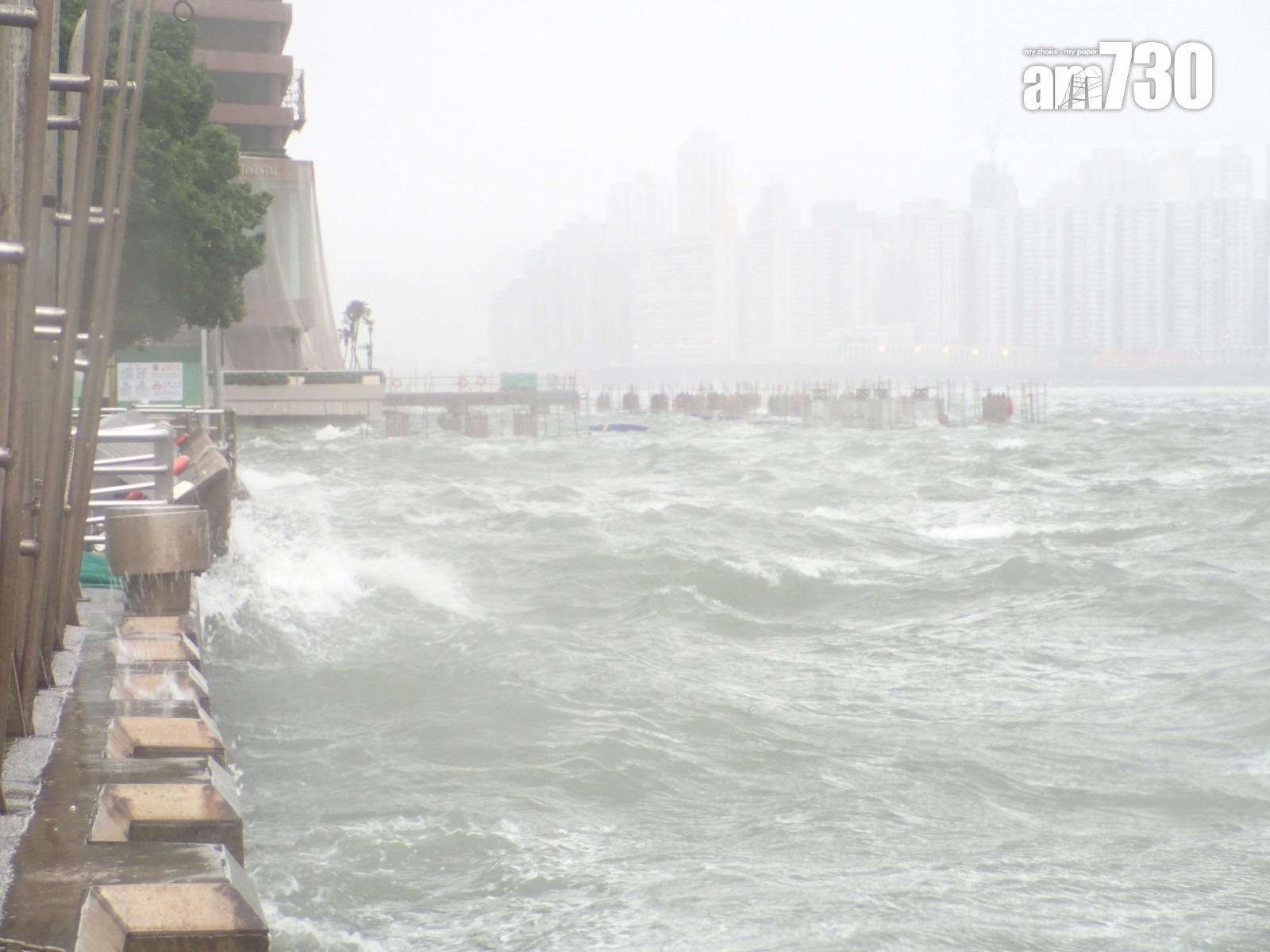 颱風天鴿回顧|十號風球市民在尖沙咀感受強風