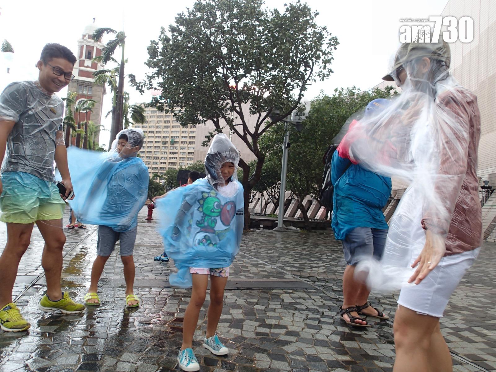 颱風天鴿回顧|十號風球市民在尖沙咀感受強風