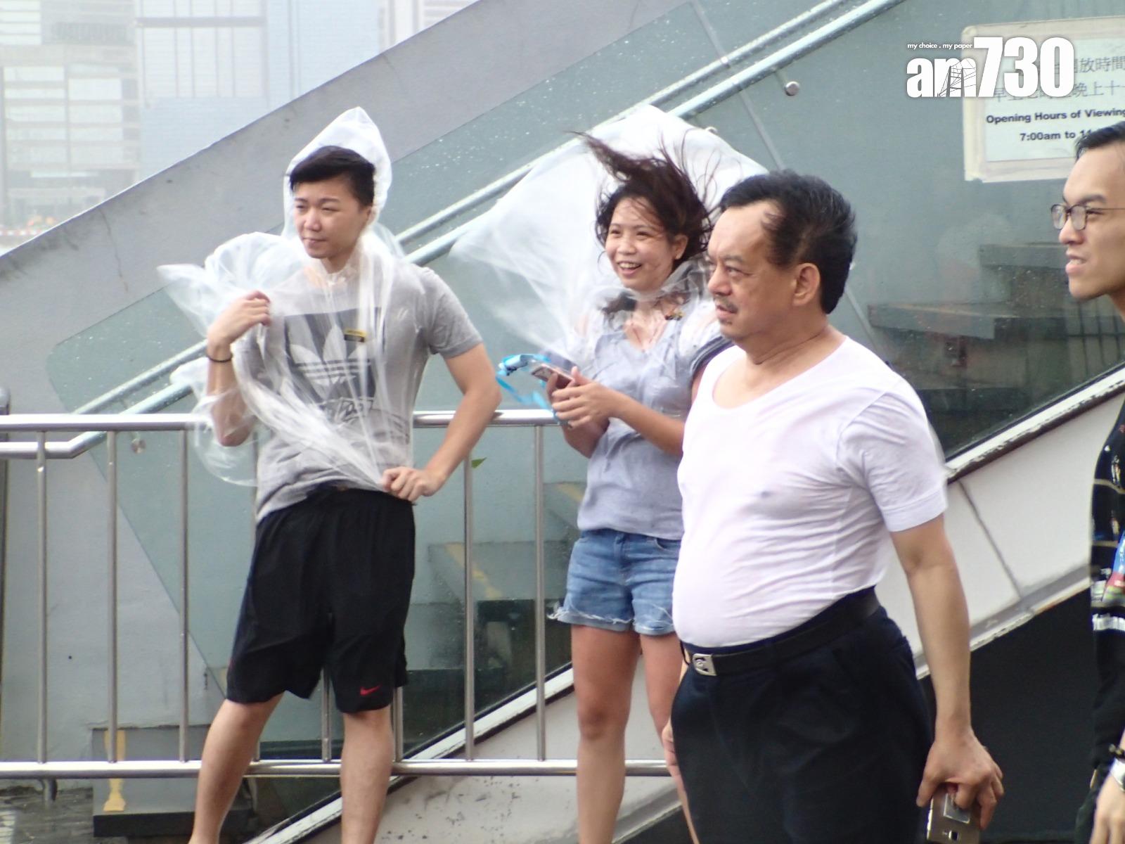 颱風天鴿回顧|十號風球市民在尖沙咀感受強風